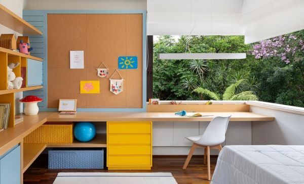 Sécurité et confort - un liège dans la chambre des enfants